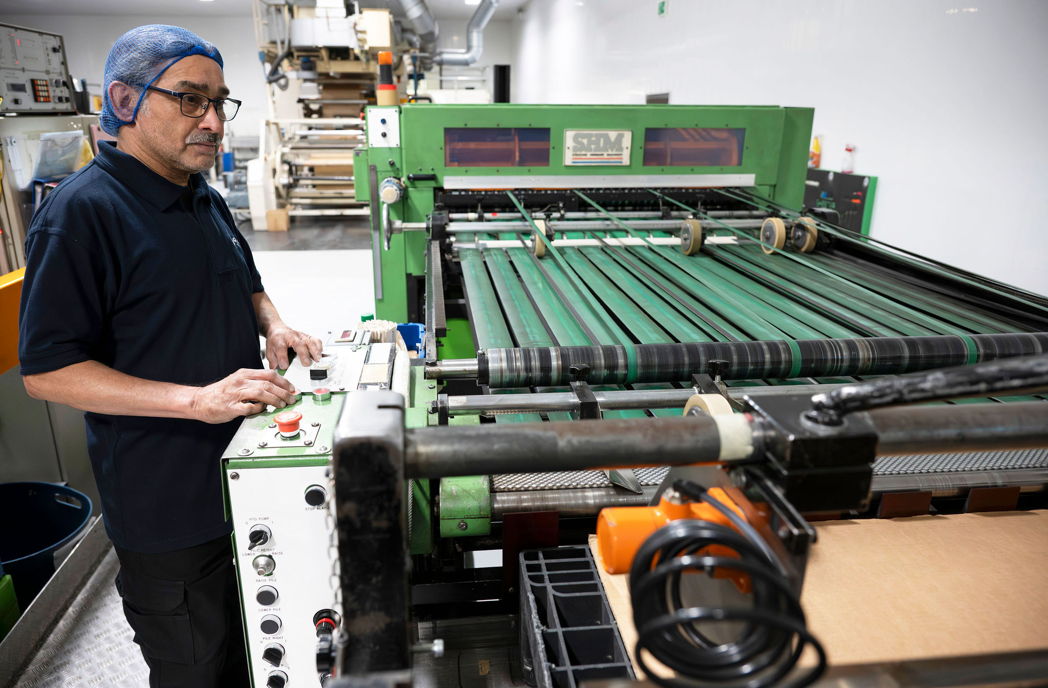 Slitting machine processing a paper roll on the GMLUK factory floor
